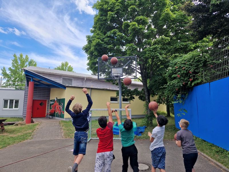 Kinder mit den neuen Basketbällen