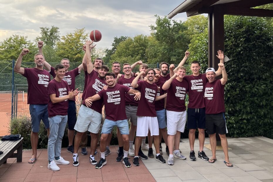 Die Herren 1 feiern in ihren Meistershirts den Aufstieg in die Basketball Oberliga