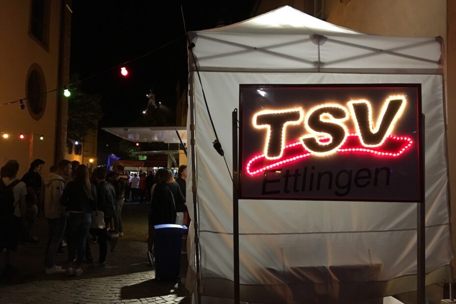 Beleuchtetes TSV Schild beim Marktfest