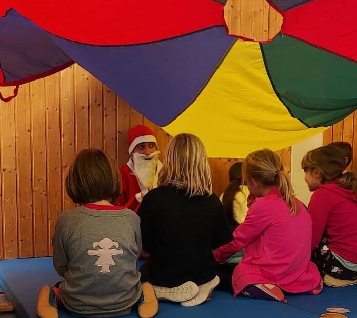 Der Nikolaus zu Besuch beim Kinderturnen