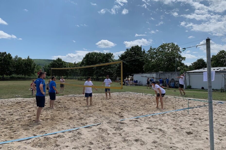 TSV Freizeit-Volleyballer auf dem Beachplatz in Bruchhausen