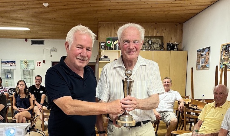 Bernd Rau wird der Wilhelm-Foss-Pokal verliehen
