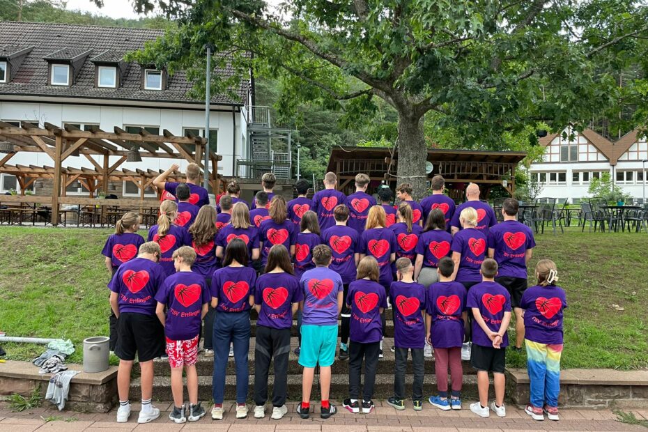 Heilsbach Gruppenbild mit Camp-T-Shirt von hinten