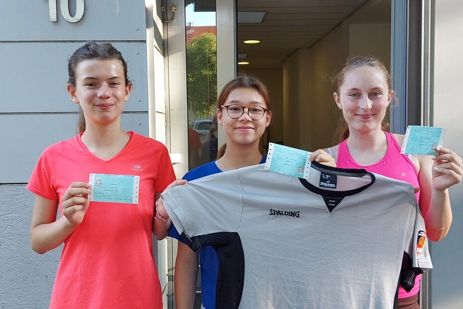 Sophia Hoffmann, Saya Murakami und Josefine Reiser freuen sich über ihre bestandene Prüfung.