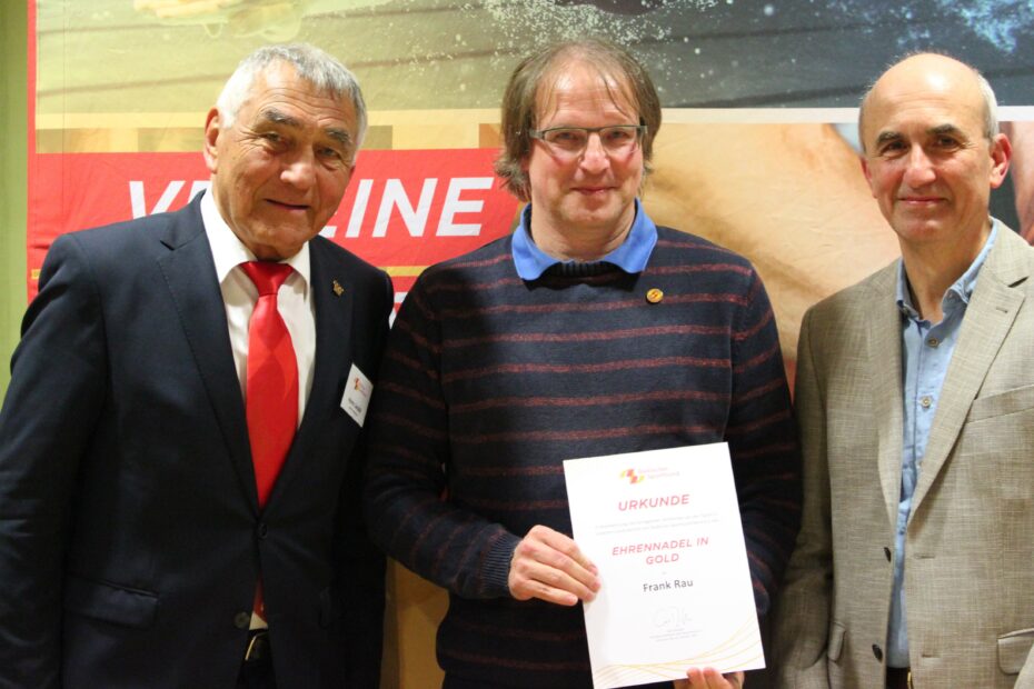 BSB Nord-Ehrenpräsident Heinz Janalik und Sportkreisvorsitzender Dr. Andreas Ramin überreichen Frank Rau die Ehrennadel in Gold.