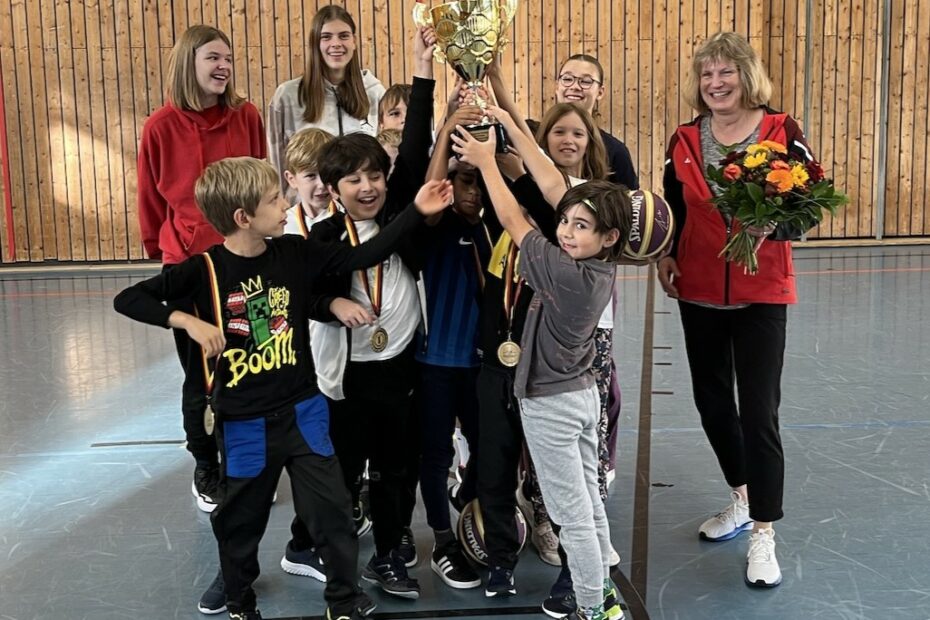 Die U10-Minis freuen sich über den Siegerpokal